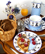 Tasse, farandole bretonne, assiette et pichet porcelaine bleue Limoges U.C 