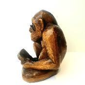 Singe en bois sculpté, la lecture, années 30