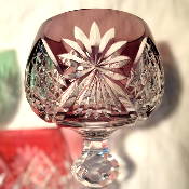 Verres de couleurs en cristal taillé de Bohême