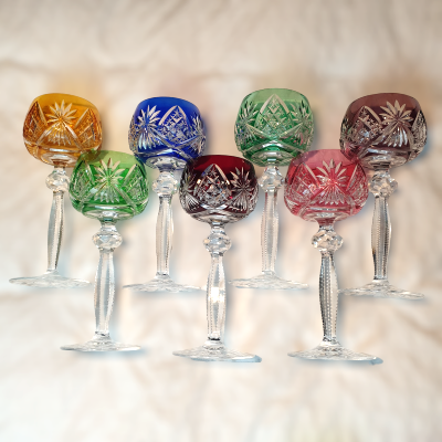 Verres de couleurs en cristal taillé de Bohême